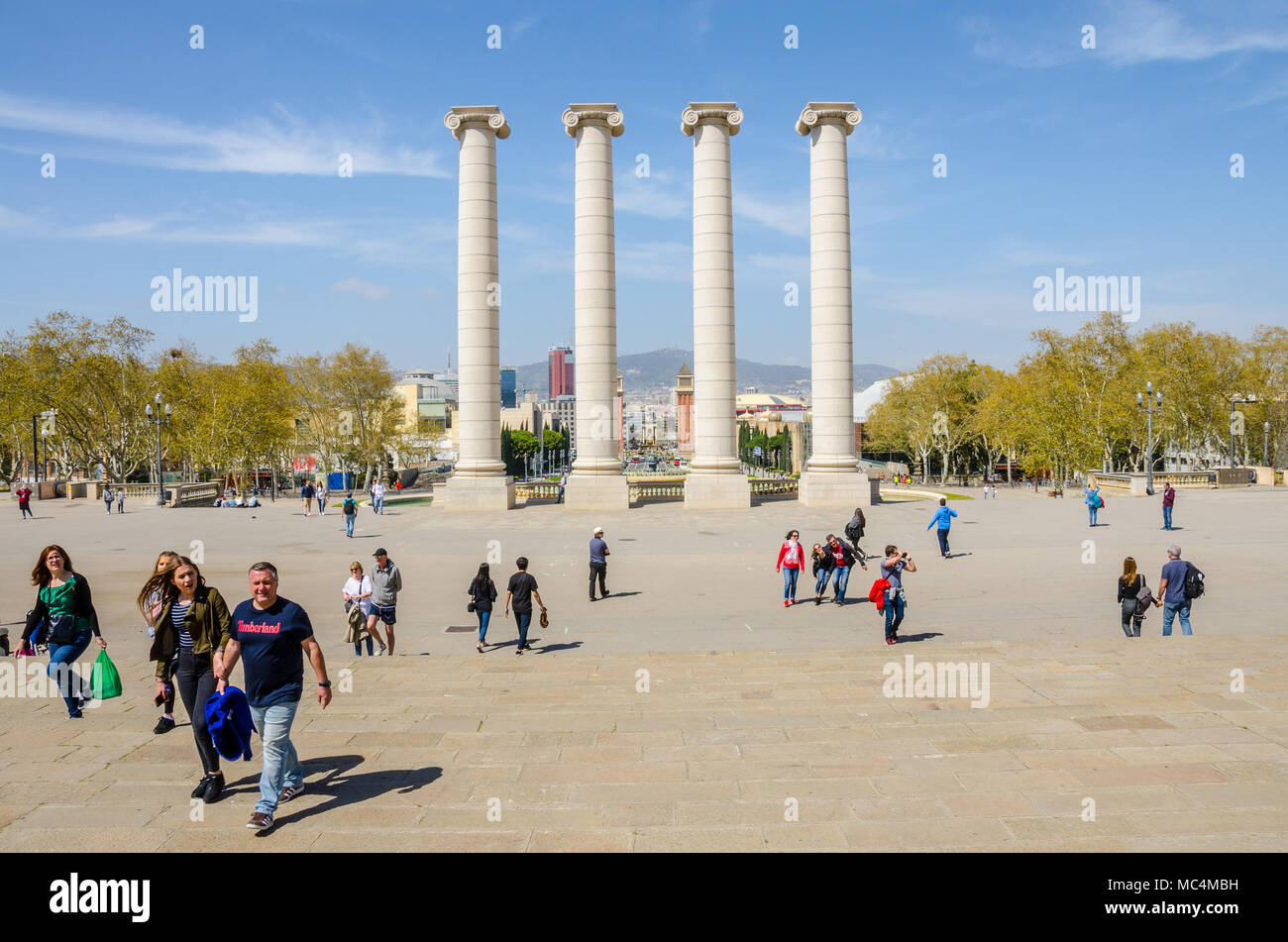 Vier Säulen an der Placa de Joseph Puig i Cadalfach in Barcelona, Spanien. Stockfoto