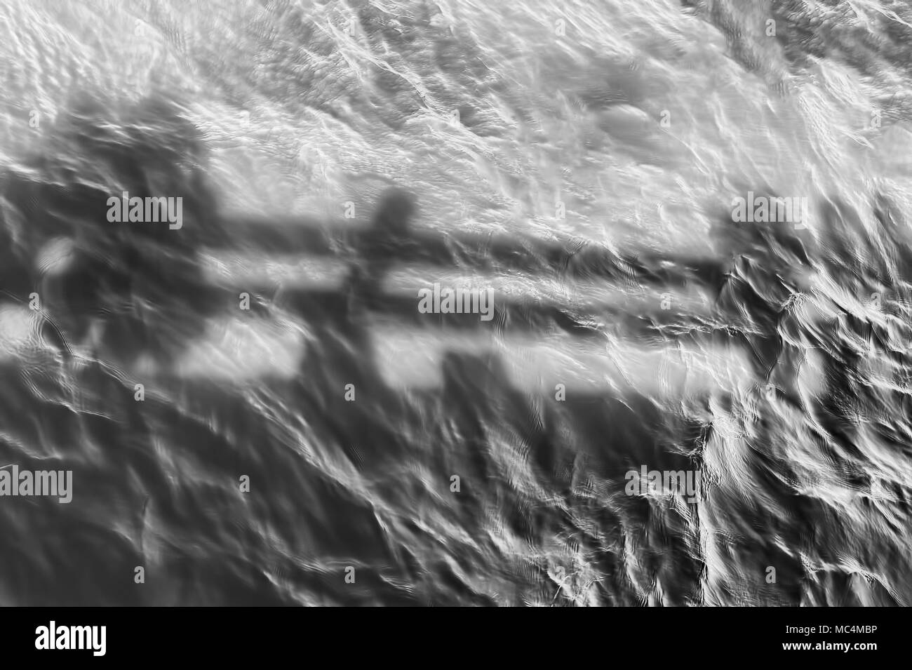 Minimalistische Schwarz-Weiß-Bild der Schatten im Wasser unter einem Pier am Columbia River Gorge widerspiegelt Stockfoto