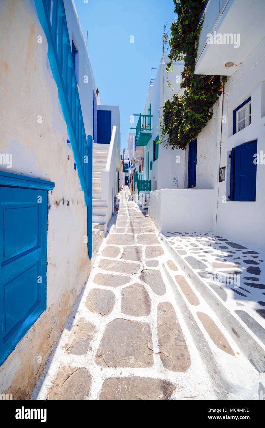 Mykonos, Griechenland. Weiß getünchtes gepunktete Gasse in der Altstadt, den griechischen Inseln. Stockfoto