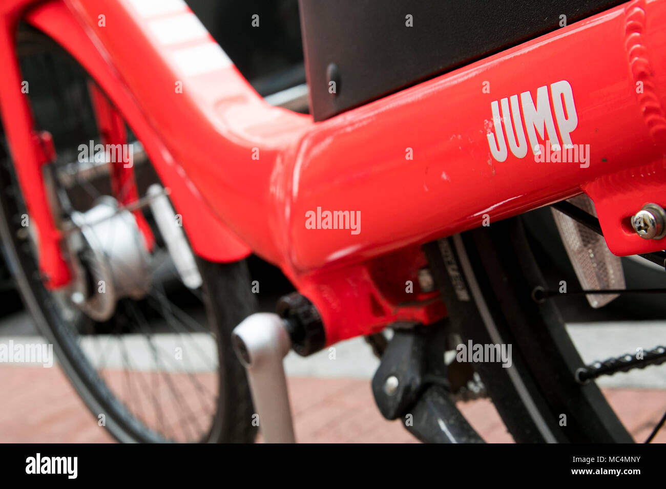 Ein Sprung Bikes Logo ist auf einem dockless elektrisches Fahrrad Teile Fahrrad gesehen. Stockfoto