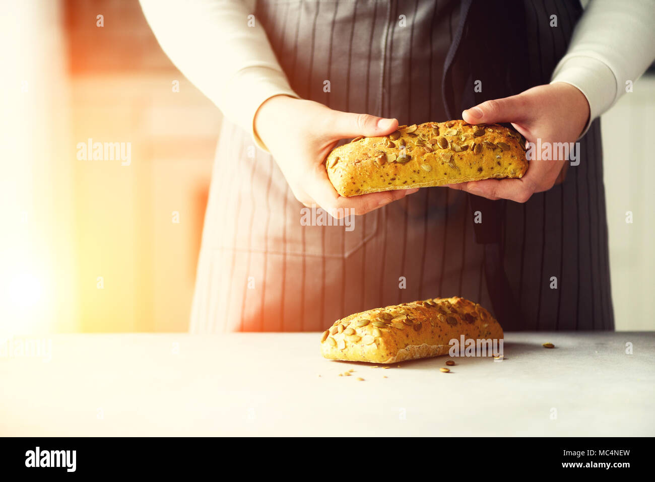 Frau Hände halten frisch gebackenes Brot. Bun, Cookie, Bäckerei Konzept, hausgemachte Speisen, gesunde Ernährung. Kopieren Sie Platz. Banner. Stockfoto