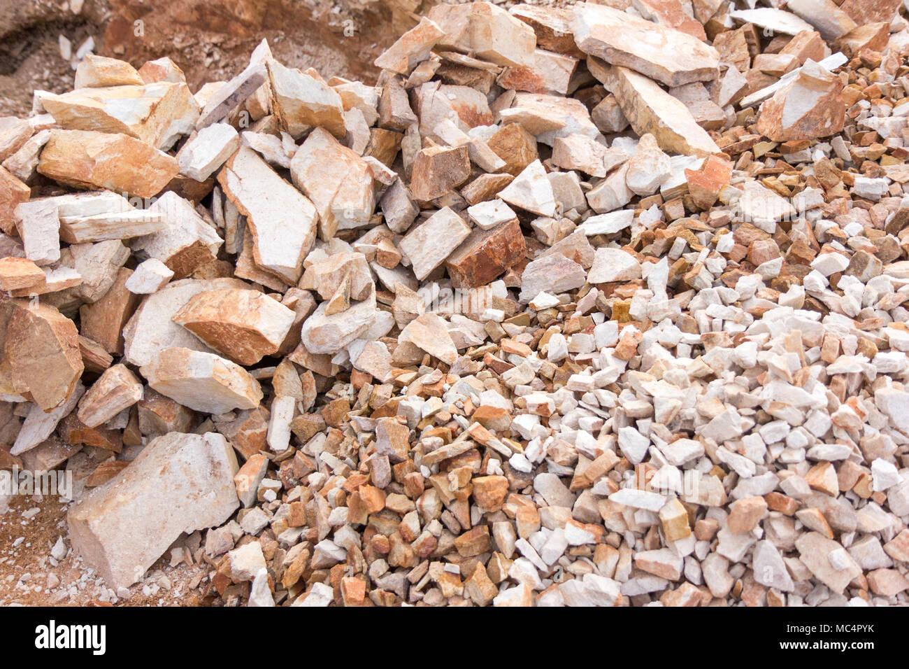 Kleine Steinplatten. In einem Steinbruch in Uganda im Jahr 2017 gesehen. Stockfoto