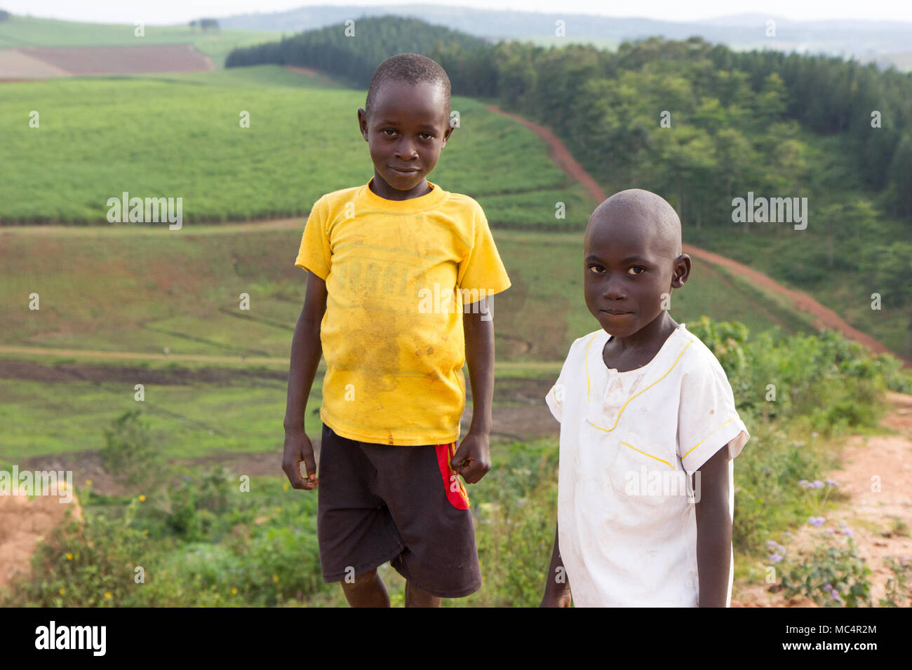 Lugazi, Uganda. 18. Juni 2017. Lächelnd ugandischen Jungen sich auf einem Berg über ländlichen Uganda. Stockfoto