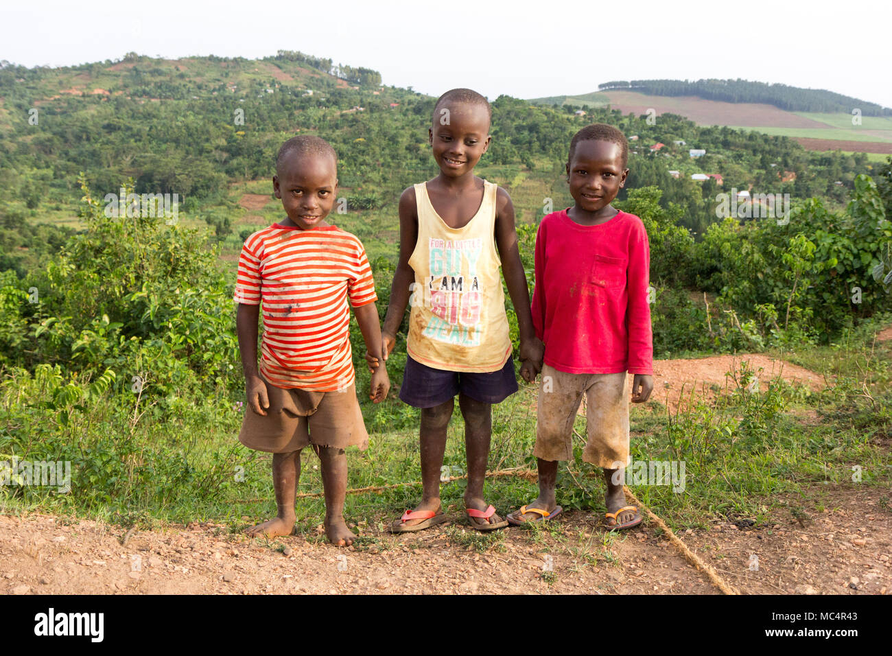 Lugazi, Uganda. 18. Juni 2017. Lächelnd ugandischen Jungen sich auf einem Berg über ländlichen Uganda. Stockfoto