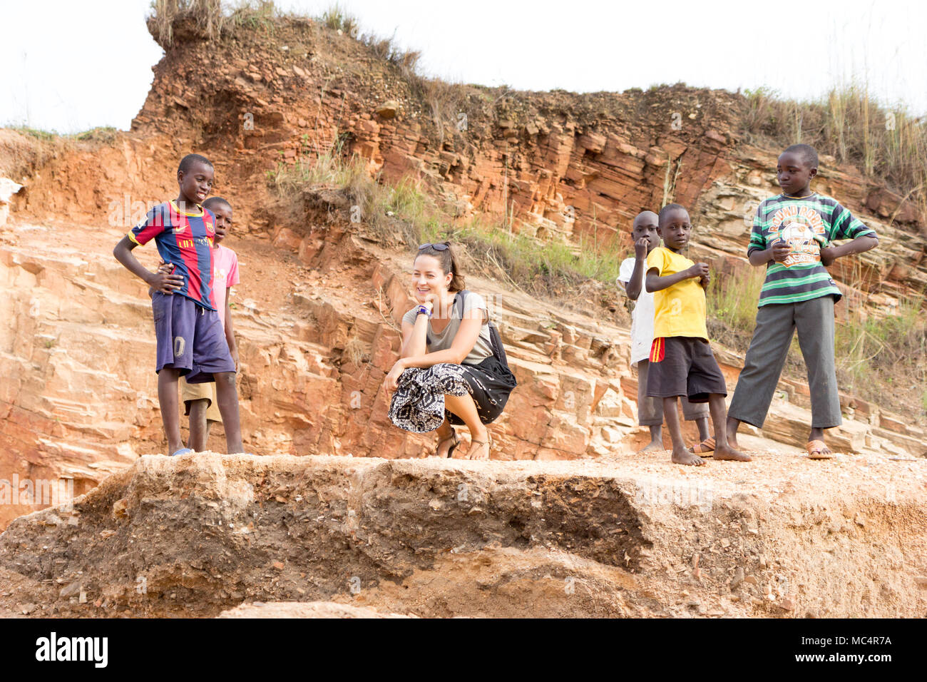 Lugazi, Uganda. 18. Juni 2017. Ein kaukasischer - Rennen freiwillige beobachten Kinderarbeit in einen Steinbruch in Uganda. Stockfoto