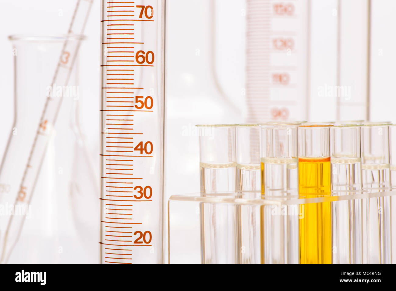 Wissenschaftliches Experiment in der Chemie Labor mit Flüssigkeit im Reagenzglas Stockfoto
