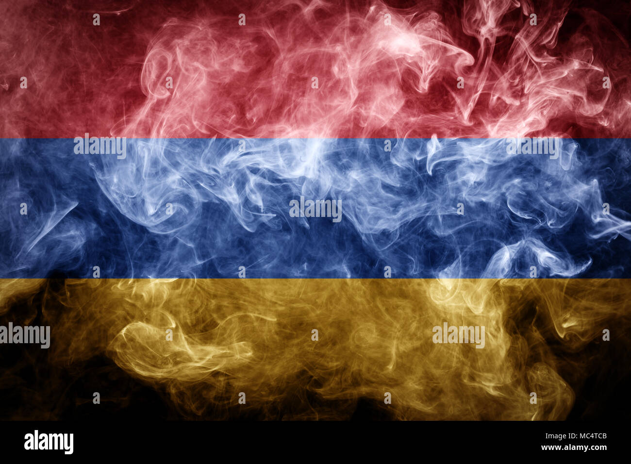 Nationalflagge von Armenien aus dicken farbigen Rauch auf einem schwarzen Hintergrund isoliert Stockfoto