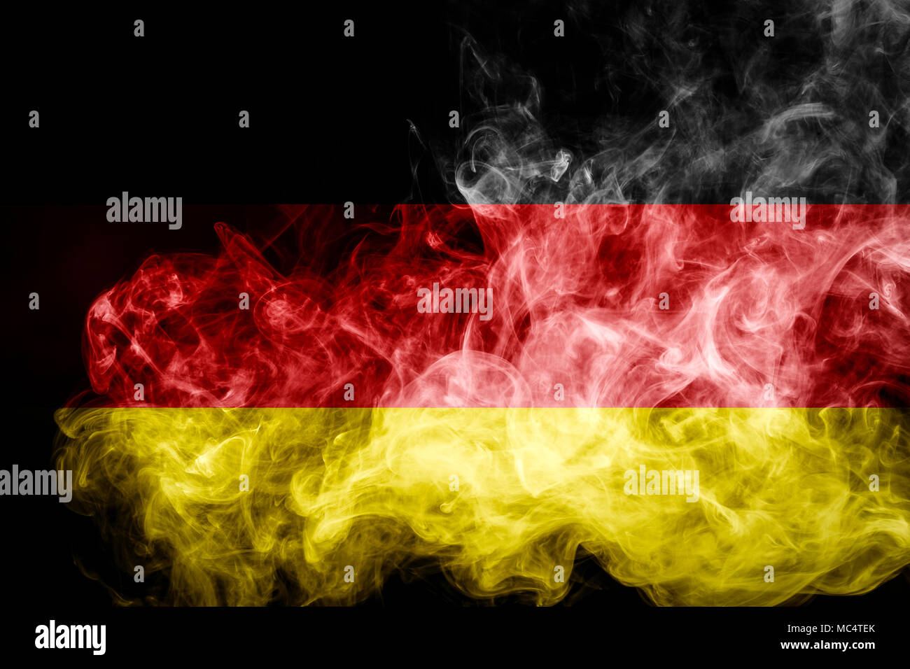 Flagge Deutschland aus dickem Rauch auf einem schwarzen Hintergrund isoliert Stockfoto