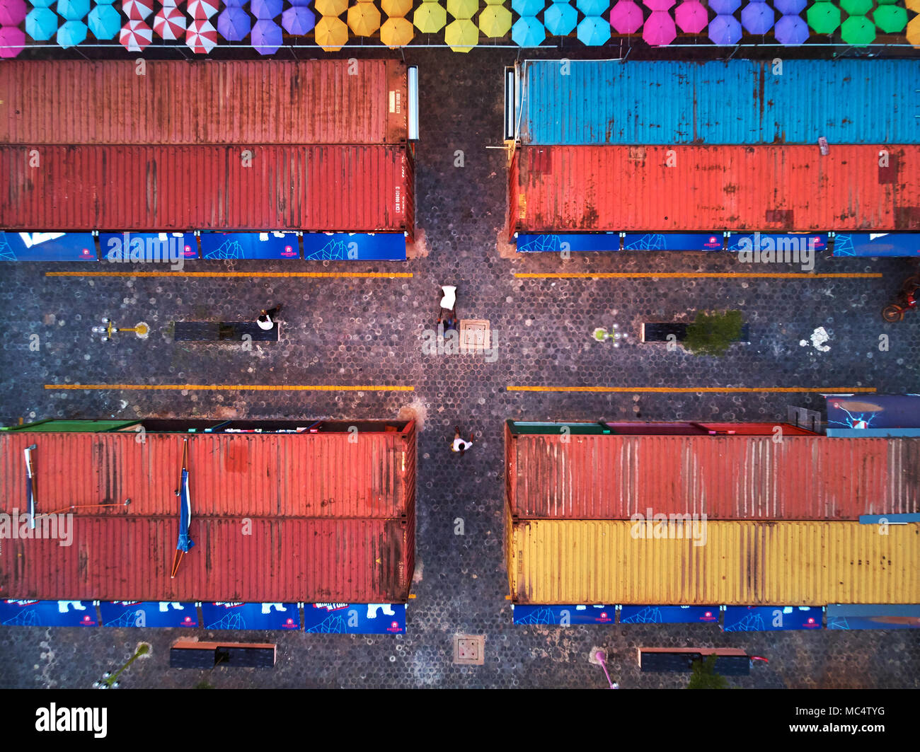 Luftbild bei Sonnenaufgang Sonnenuntergang von drone Vogelperspektive eagle Angkor container Nacht Markt in Siem Reap, Kambodscha - Party mit coloufull Sonnenschirme und viele opf Stockfoto