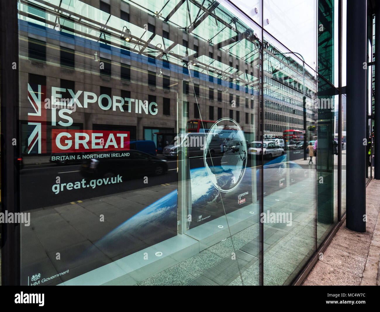 Ministerium für Wirtschaft, Energie und industrielle Strategie, London - Export ist große Kampagne Anzeige im Fenster der Abteilung Büros Stockfoto
