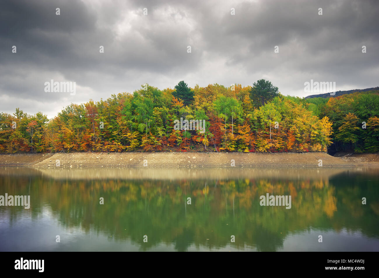 Herbst Berg und See. Natur Landschaft Stockfoto