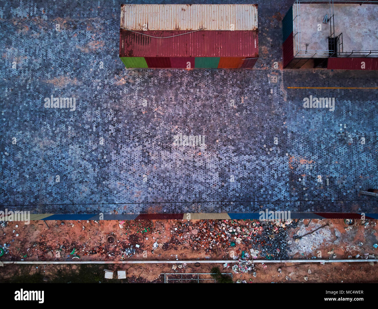 Luftbild bei Sonnenaufgang Sonnenuntergang von drone Vogelperspektive eagle Angkor container Nacht Markt in Siem Reap, Kambodscha - Party mit coloufull Sonnenschirme und viele opf Stockfoto