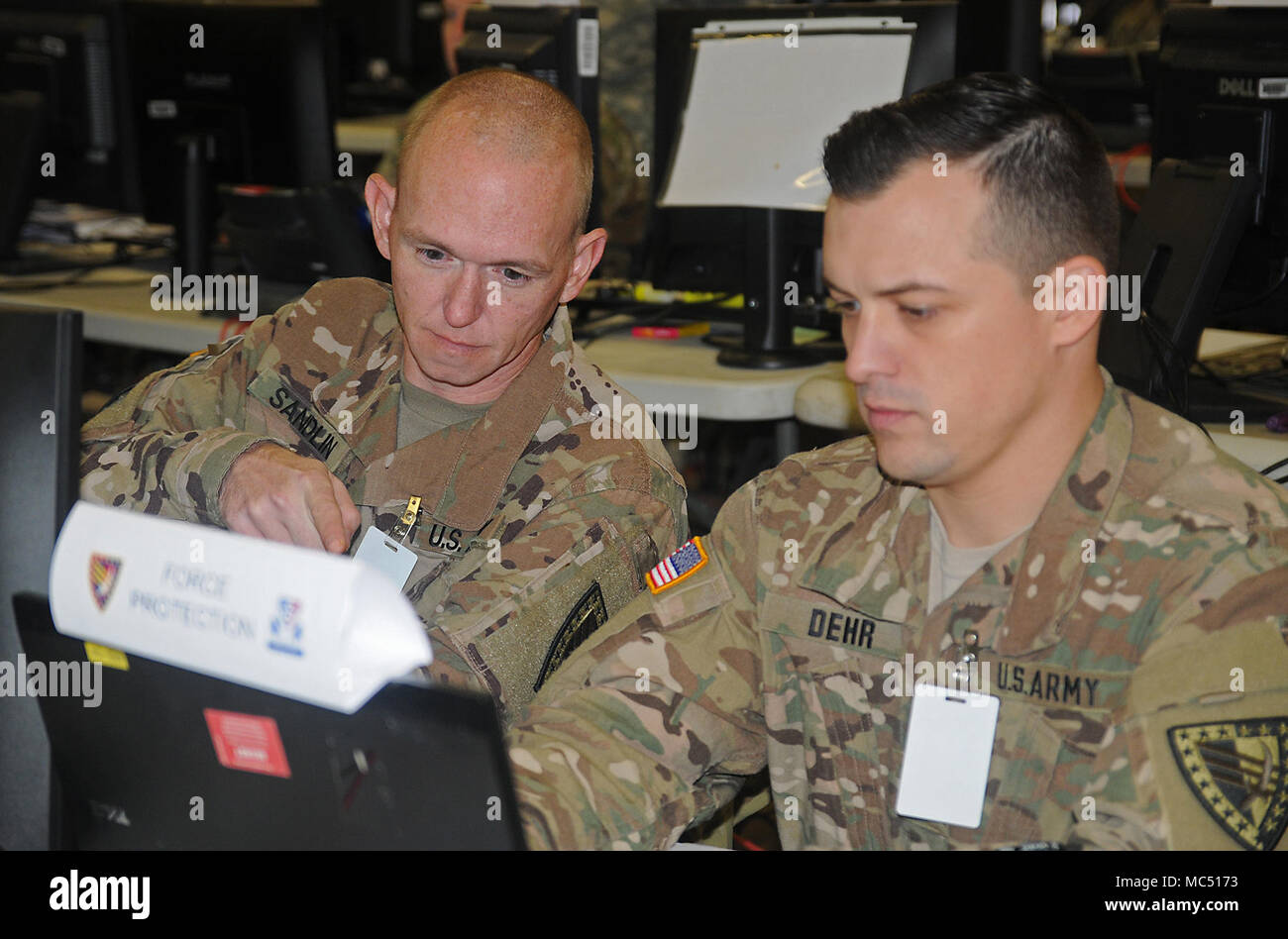 Sgt. Charles Sandlin und 1 Lt Alexander Dehr von 38th der Indiana National Guard Sustainment Brigade auf einer Injektion während der Mission Rehearsal Übung am Ft verleihen. Haube, Texas, am Donnerstag, 31.01.18. Stockfoto