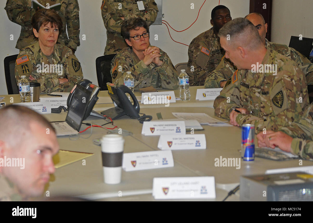 Oberst Kimberly Martindale, Kommandeur der 38. Der Indiana National Guard Sustainment Brigade, und Brig. Gen. Deborah Kotulich, Kommandant der 143. sustainment Command (Auslandseinsätze), Hören eine Unterrichtung durch Maj. Kent Anderson, Support Operations Officer, an der täglichen Befehl update Briefing während der Mission Rehearsal Übung an Ft. Haube, Texas, am Donnerstag, 31.01.18. Stockfoto