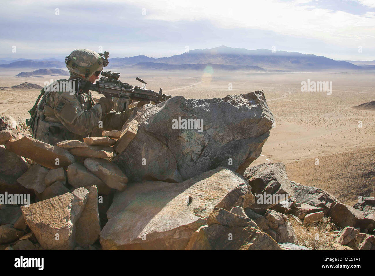 Ein Soldat der US-Armee in den zweiten Bataillon zugeordnet, 23 Infanterie Regiment, 1 Stryker Brigade Combat Team, 4 Infanterie Division, Scans für simulierte Feinde Während entscheidende Maßnahmen Rotation 18-03 am National Training Center in Fort Irwin, Calif., Jan. 16, 2018. (U.S. Armee Foto von SPC. Esmeralda Cervantes, Operations, National Training Center) Stockfoto