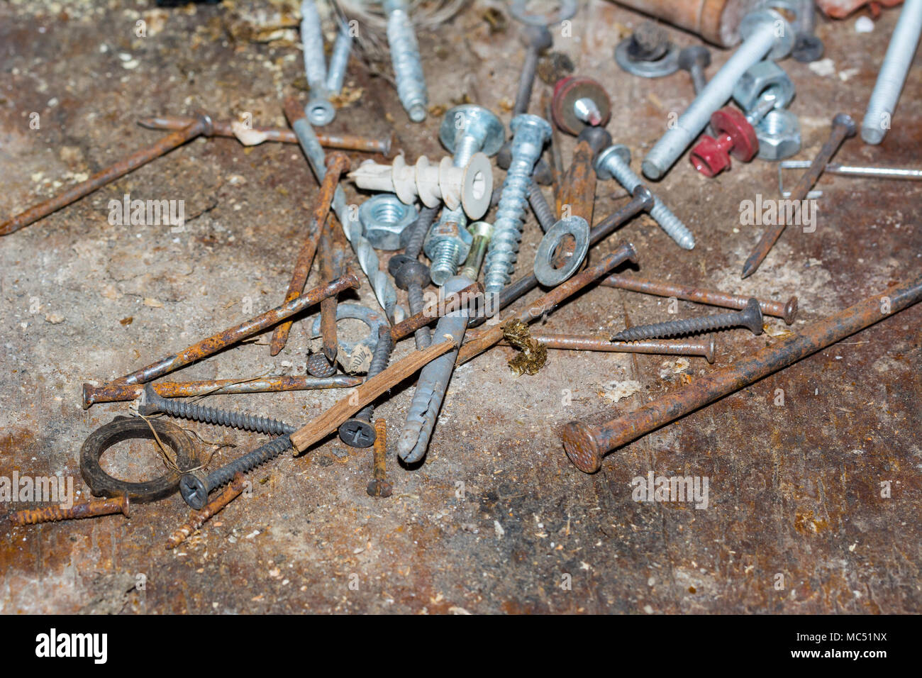 Industrielle Hintergrund. Alte rostige Schraube. Bauschutt. metallischen Hintergrund Stockfoto