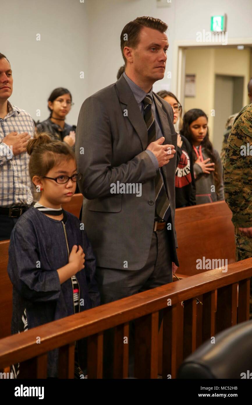 CAMP FOSTER, Okinawa, Japan - ein Vater und eine Tochter rezitieren den Treueeid bei einer Einbürgerung Zeremonie Jan. 31 an Bord Camp Foster, Okinawa, Japan. Familien und Freunde versammelten ihre Lieben in ihrer endgültigen Schritt auf dem Weg zur US-Bürger zu unterstützen. Elf Kandidaten aus sieben verschiedenen Ländern standen vor ihren Familien, hob ihre rechte Hand und wiederholte den Eid der Treue ihre Staatsbürgerschaft zu erhalten. (U.S. Marine Corps Foto von Pfc. Nicole Rogge) Stockfoto