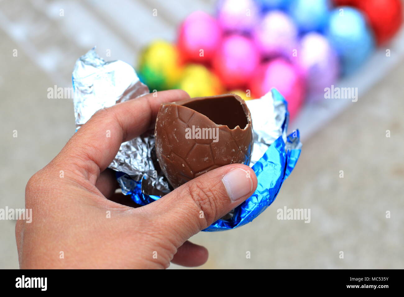 In der Nähe der Hälfte gegessen Ostereier Schokolade isoliert Stockfoto