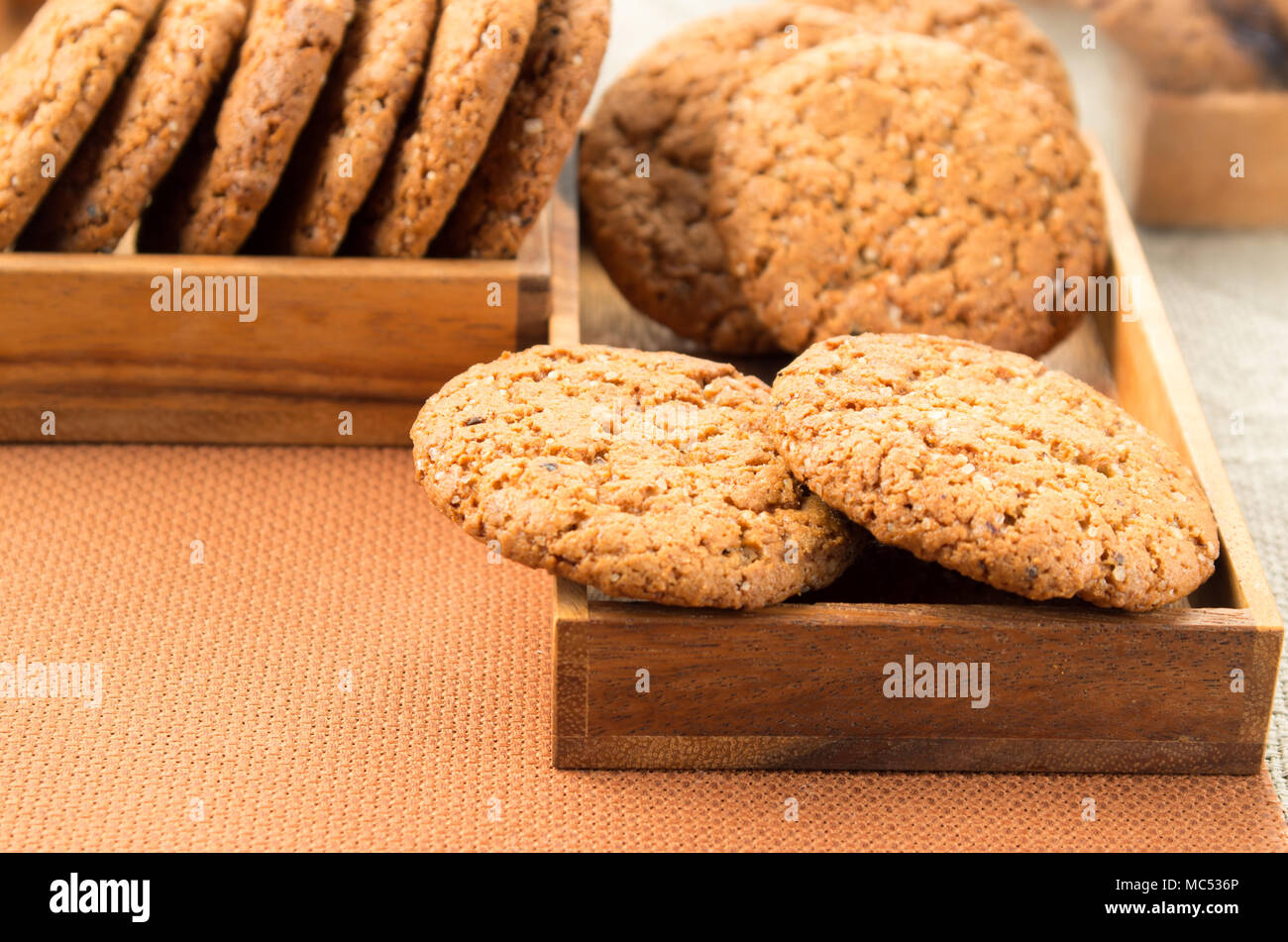 Nahaufnahme auf Hafer-Kekse in Holzkisten mit geringer Tiefe des Feldes Stockfoto