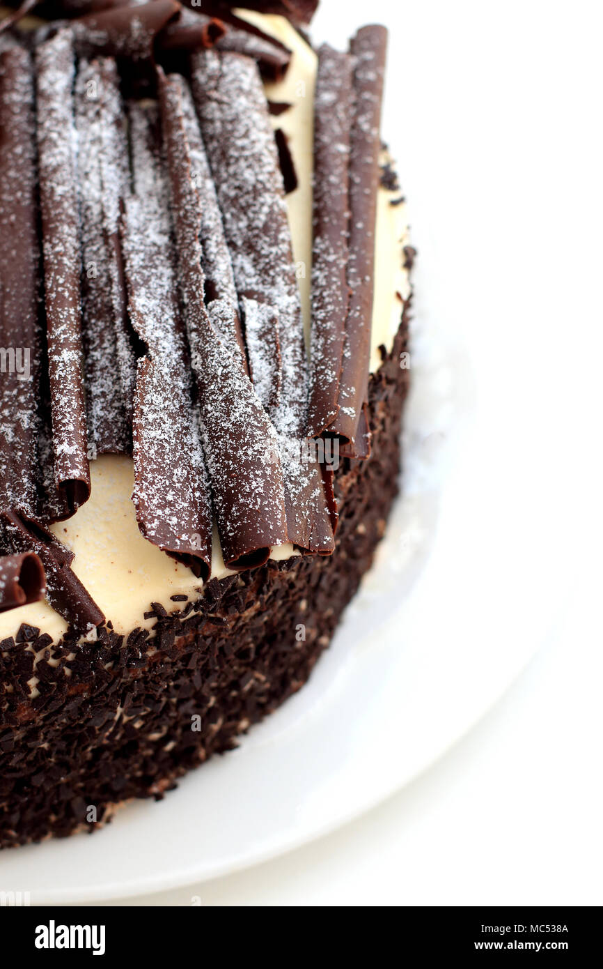 Nahaufnahme von Schokolade Kuchen mit Schokoraspeln und zerkleinerte Schokolade Stockfoto