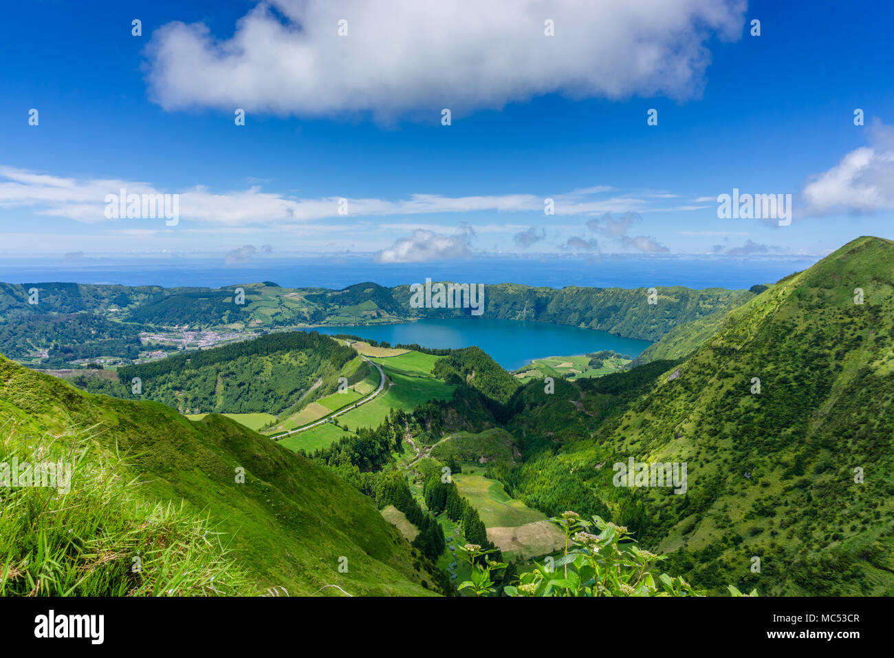 Schöne Sicht auf sieben Städte See "Lagune der sieben Städte" von Vista do Rei Punkt in Sao Miguel, Azoren, Portugal Stockfoto