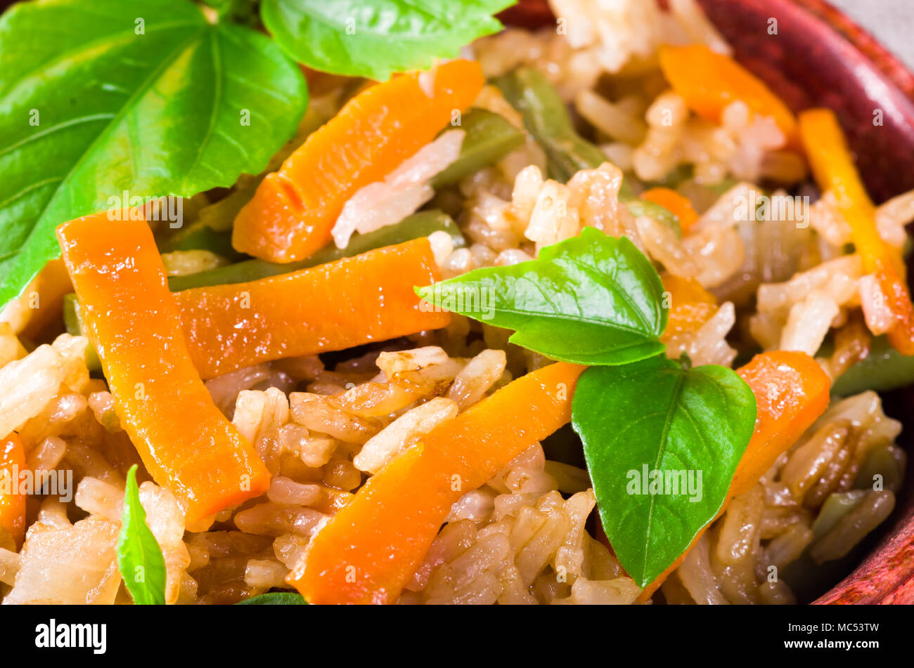 Makro-ansicht der Schüssel gekochten Reis und Gemüse close-up mit geringer Tiefenschärfe Stockfoto