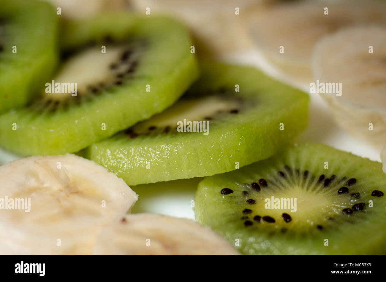 Stücke von Kiwi und Banane close-up mit einer geringen Tiefenschärfe Stockfoto