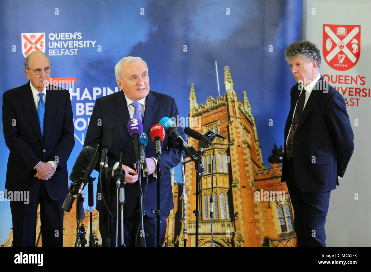 Frühere Taoiseach Bertie Ahern spricht, während Senator George J. Mitchell und ehemalige britische Regierung Berater Jonathan Powell auf während einer Pressekonferenz an der Queen's University Belfast, Dienstag, April 10th, 2018 hört. Dienstag kennzeichnet 20 Jahre da Politiker aus Nordirland und den britischen und irischen Regierungen vereinbart, was als das Karfreitagsabkommen bekannt wurde. Es war der Höhepunkt eines Friedensprozesses die suchte, bis 30 Jahre, von den Unruhen Ende. Zwei Jahrzehnte auf, der Northern Ireland Assembly in einer bitteren Atmosphäre zwischen den beiden wichtigsten Parteien ausgesetzt. Stockfoto