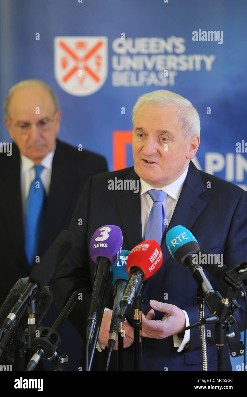 Frühere Taoiseach Bertie Ahern spricht, während Senator George J. Mitchell und ehemalige britische Regierung Berater Jonathan Powell auf während einer Pressekonferenz an der Queen's University Belfast, Dienstag, April 10th, 2018 hört. Dienstag kennzeichnet 20 Jahre da Politiker aus Nordirland und den britischen und irischen Regierungen vereinbart, was als das Karfreitagsabkommen bekannt wurde. Es war der Höhepunkt eines Friedensprozesses die suchte, bis 30 Jahre, von den Unruhen Ende. Zwei Jahrzehnte auf, der Northern Ireland Assembly in einer bitteren Atmosphäre zwischen den beiden wichtigsten Parteien ausgesetzt. Stockfoto