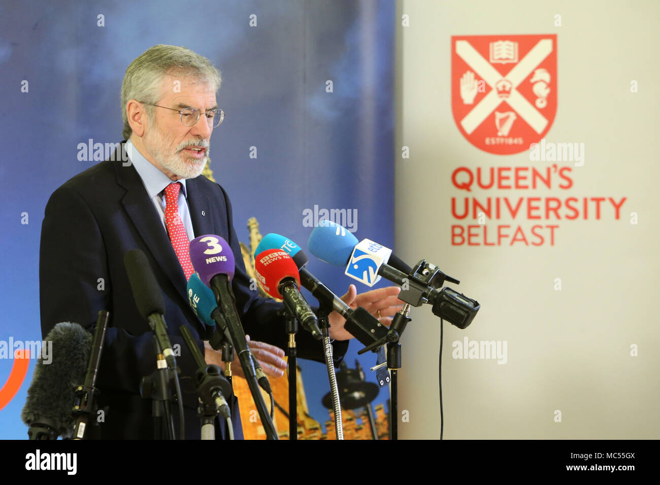 Gerry Adams, ehemaliger Sinn Fein Führer spricht während einer Pressekonferenz an der Queen's University Belfast, Dienstag, April 10th, 2018. Dienstag kennzeichnet 20 Jahre da Politiker aus Nordirland und den britischen und irischen Regierungen vereinbart, was als das Karfreitagsabkommen bekannt wurde. Es war der Höhepunkt eines Friedensprozesses die suchte, bis 30 Jahre, von den Unruhen Ende. Zwei Jahrzehnte auf, der Northern Ireland Assembly in einer bitteren Atmosphäre zwischen den beiden wichtigsten Parteien ausgesetzt. Stockfoto