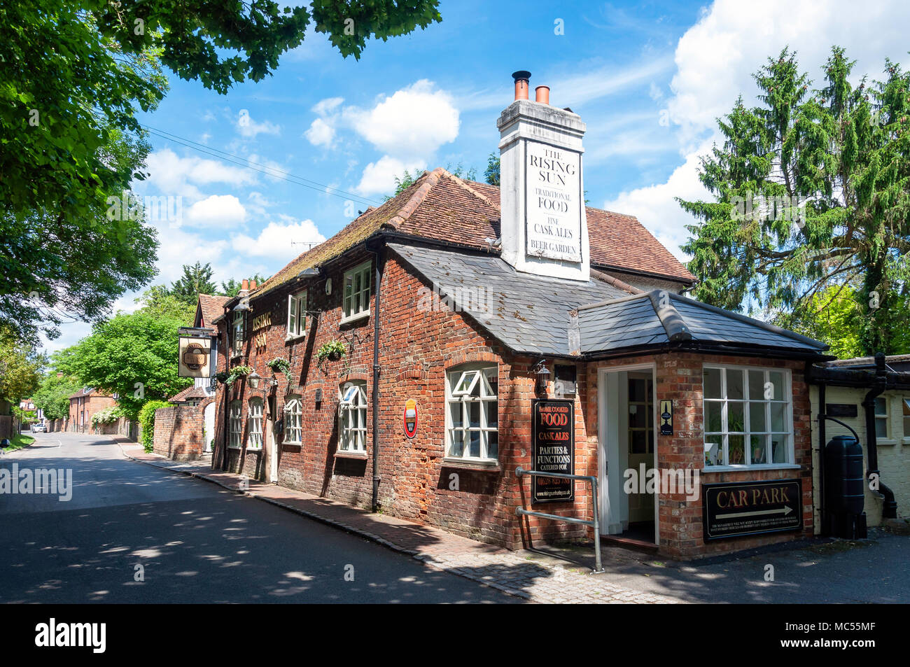 Jahrhundert Die aufgehende Sonne Pub, High Street, Hurley, Berkshire, England, Vereinigtes Königreich Stockfoto