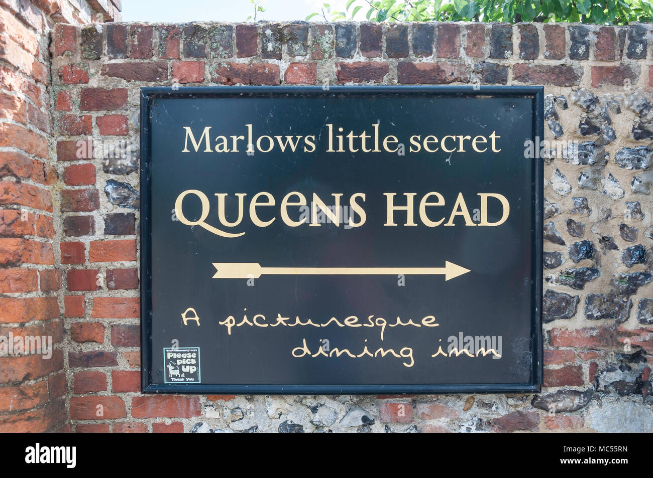 Hinweisschild für das 16. Jahrhundert Queens Head Pub, Pfund Lane, Little Marlow, Buckinghamshire, England, Vereinigtes Königreich Stockfoto