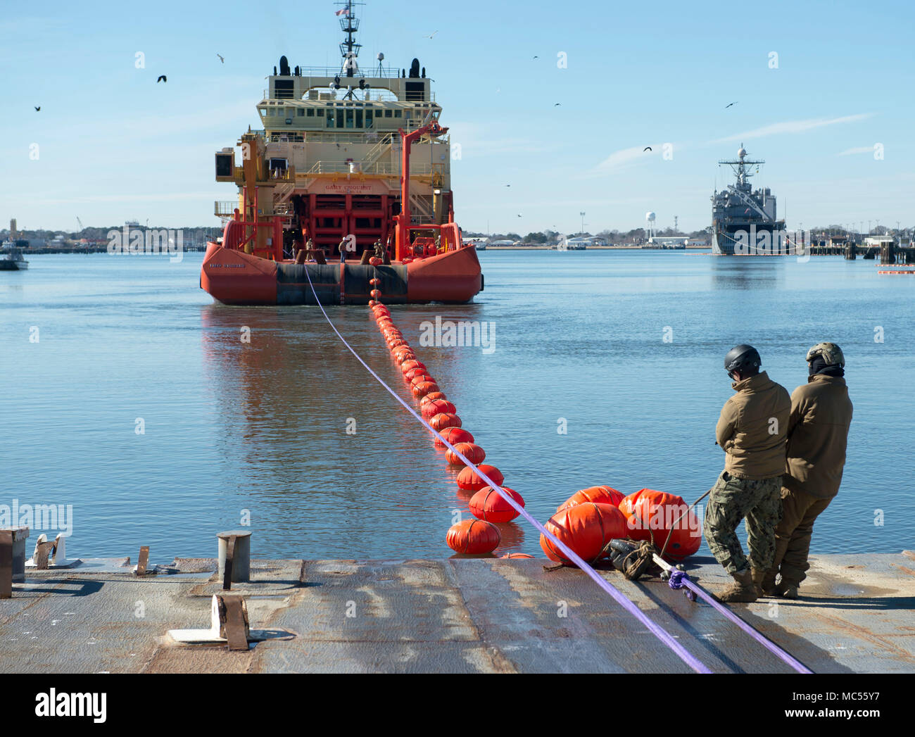 180131-N-SF 508-177 Virginia Beach, Va. (Jan. 31, 2018) Marine Taucher zu mobilen Tauchen und Bergung (MDSU) 2 Hebe ein Abschleppseil an Bord eines Strände Kahn während eines de-beaching Ausbildung evolution mit M/V Gary Chouest in gemeinsamen Expeditionary Base Little Creek zugeordnet. MDSU 2, die nur die Ostküste mobile Tauchen und retten, ist in gemeinsamen Expeditionary Base wenig Creek-Fort Geschichte gehabt. (U.S. Marine Foto von Mass Communication Specialist 2. Klasse Charles Oki/Freigegeben) Stockfoto