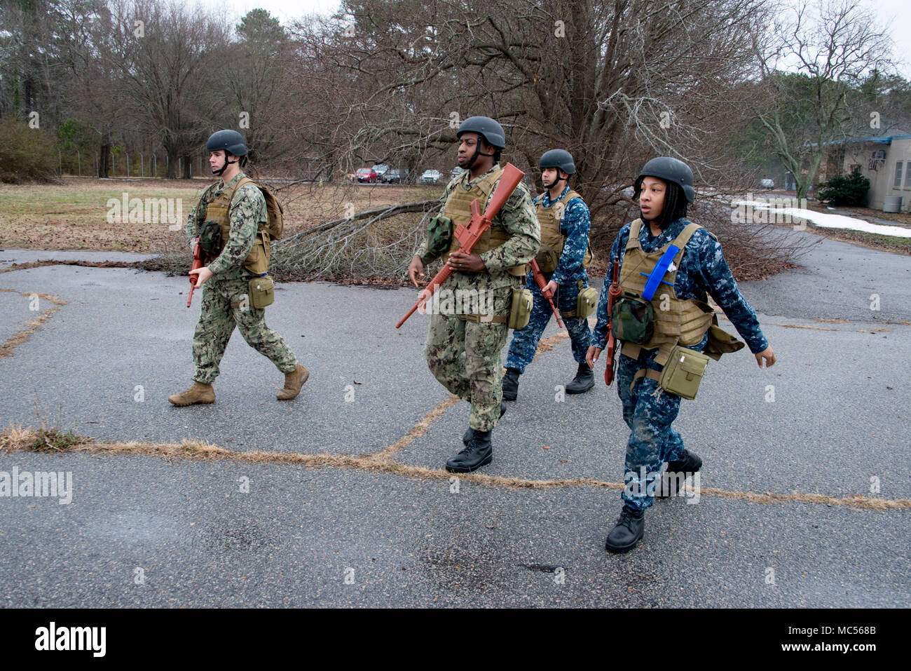 180112-N-Nr 803-075 Portsmouth, Virginia (Jan. 12, 2018) Segler gehen Sie in ein leeres Feld Ihr körperliches Training (PT) Sitzung der Tactical Combat Casualty Care (TCCC) Kurs capstone zu beginnen. Das Körperliche Training simuliert die körperliche Anstrengung corpsmen allgemein Gesicht auf dem Schlachtfeld, bevor Sie in einer Situation, in der Sie möglicherweise Verletzten behandeln könnte. Coca-cola ist ein Kurs, der von der Marine Büro der Medizin und der Chirurgie erforderlich für alle corpsmen, die Ihnen hilft, die Vorbereitung auf die Verletzungen im Theater und auf dem Schlachtfeld zu reagieren. (U.S. Marine Foto von Sonar Techniker 2. Klasse Paul W Stockfoto