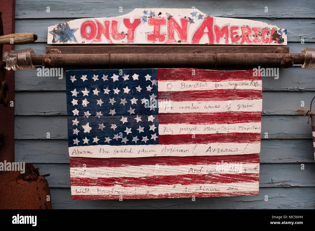 Antike Sammler home mit erstaunlichen historischen und interessanten Antiquitäten alle über seinen Haus und Hof vor, mit Holz- amerikanische Flagge. Stockfoto