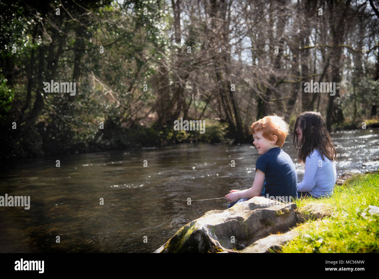 Ein Junge und ein Mädchen spielen zu Angeln, am Ufer des Flusses Crakear am Funken Brücke. Stockfoto