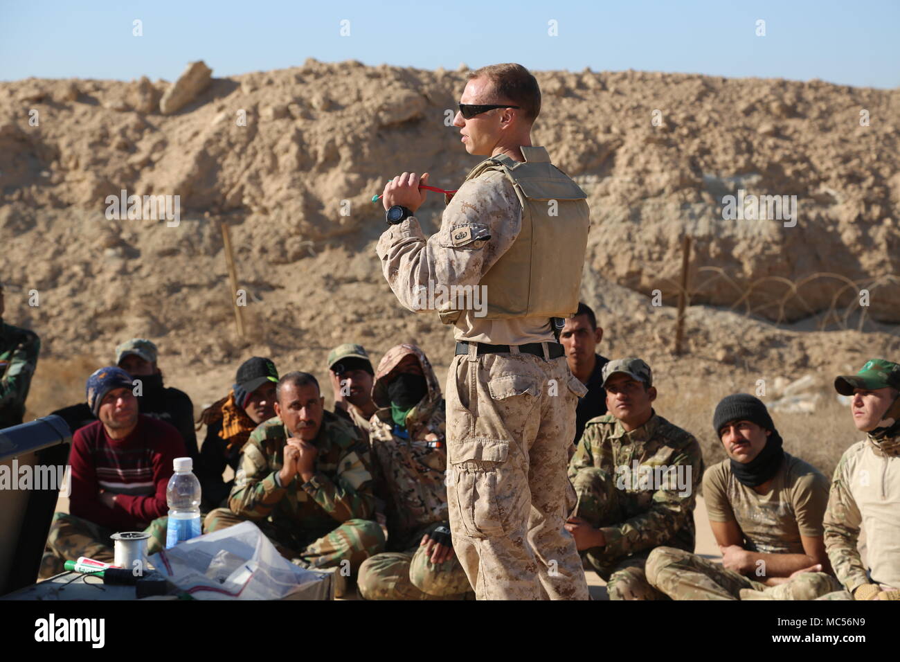 Ein US Marine Corps die Beseitigung von Explosivstoffen Techniker, eingesetzt zur Unterstützung der Operation inhärenten Lösen, spricht über die verschiedenen Arten von Selbstmord Westen und wie Sie während der Zähler Improvised Explosive Device Ausbildung bei Al Taqaddum, Irak, Jan. 31, 2018 betrieben. Die Schulung ist Teil des gesamten Combined Joint Task Force - inhärenten Building Partner Kapazität mission lösen, die über die Ausbildung und die Verbesserung der Fähigkeit der zusammengeschlossen, um Kräfte, die ISIS konzentriert. CJTF-OIR ist die globale Koalition zu besiegen ISIS im Irak und in Syrien. (U.S. Armee Foto von SPC. Shannon Westpf Stockfoto