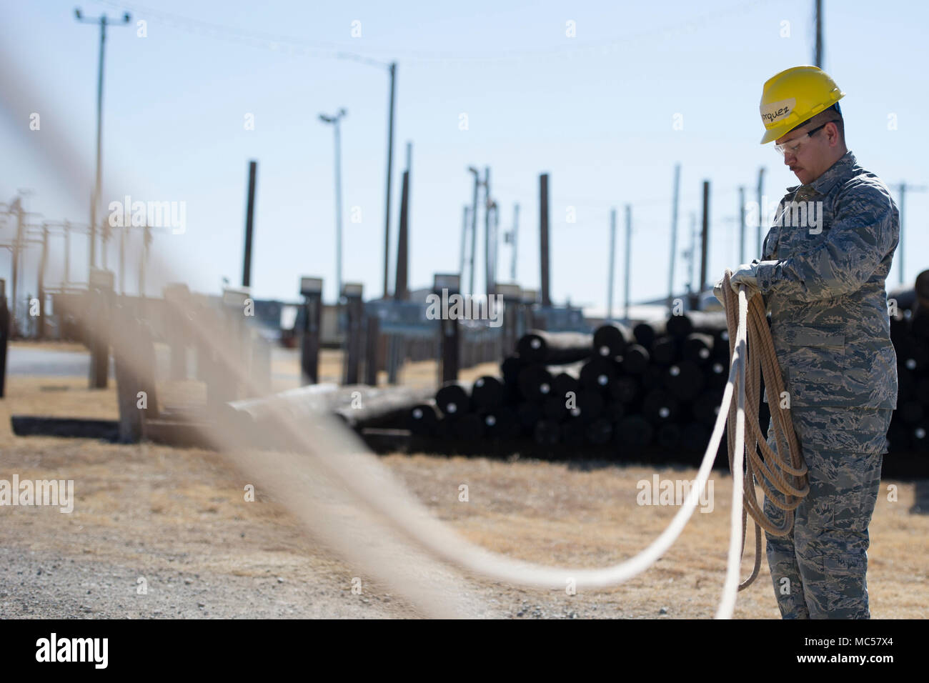 Airman Steven Borjorquez, 366 Training Squadron elektrische Systeme Lehrling Kurs student, Praktiken richtig Einrollen und Speichern einer Hand-Linie bei Sheppard Air Force Base, Texas, Jan. 24, 2018. Borjorquez ist in Block 5 von sechs und zu graduieren, 8. März geplant. (U.S. Air Force Foto von Alan R. Quevy) Stockfoto