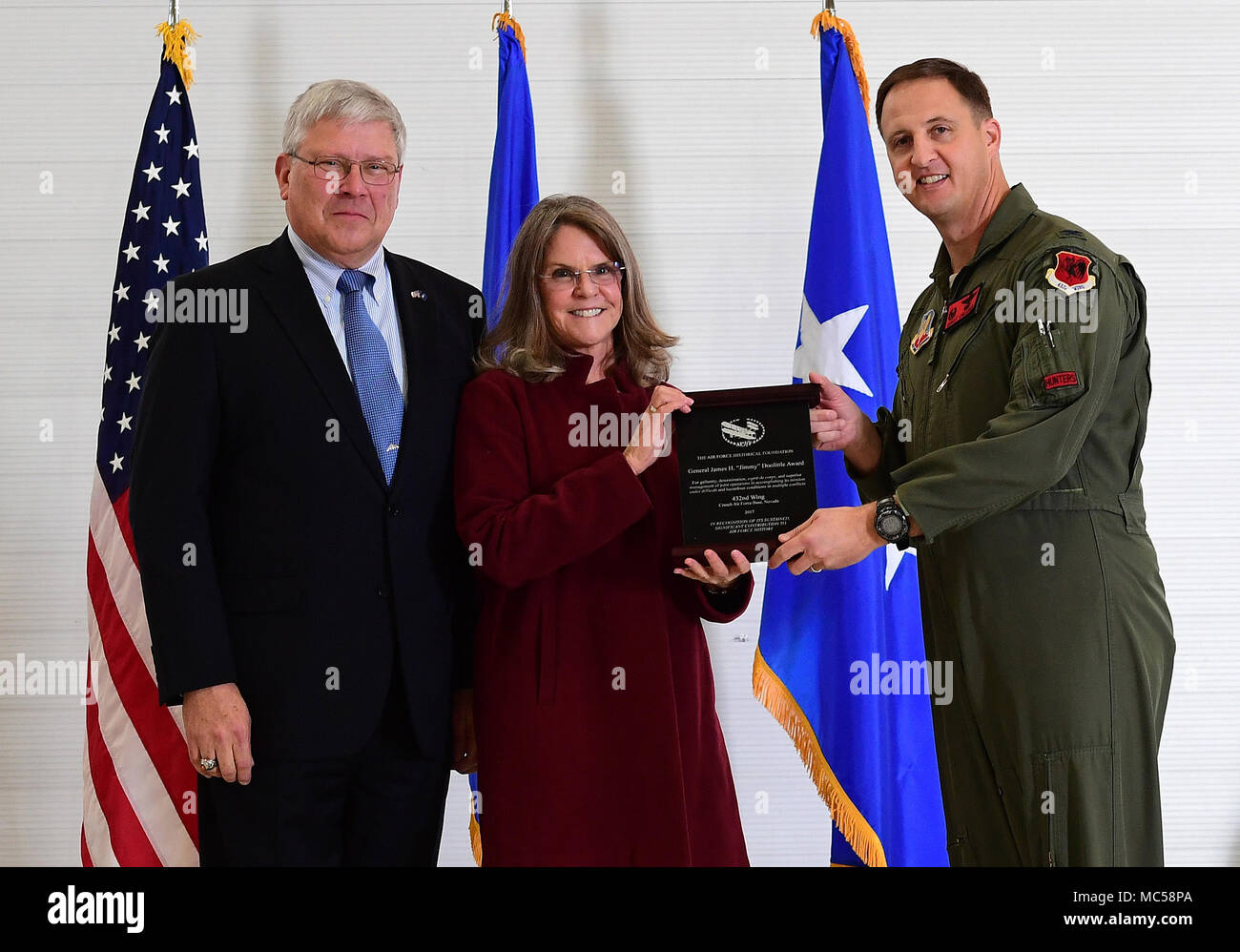 Frau Jonna Doolittle Hoppes, Executive Director der Doolittle Stiftung und Enkelin von Gen. James "Jimmy" Doolittle, und pensionierte Generalleutnant Christopher Miller, Präsident der Air Force historische Grundlage, die General James H. "Jimmy" Doolittle award zu oberst Julian Betrüger im Namen der 432Nd Kotflügel/432nd Air Expeditionary Wing 18.01.2018, Creech Air Force Base, Nev. Die General James H. "Jimmy" Doolittle Award ist für Einheiten, die Anzeige der Tapferkeit, Entschlossenheit, espirit de Corps und überlegene Management von gemeinsamen Operationen bei der Erfüllung ihrer Mission unter dif Stockfoto