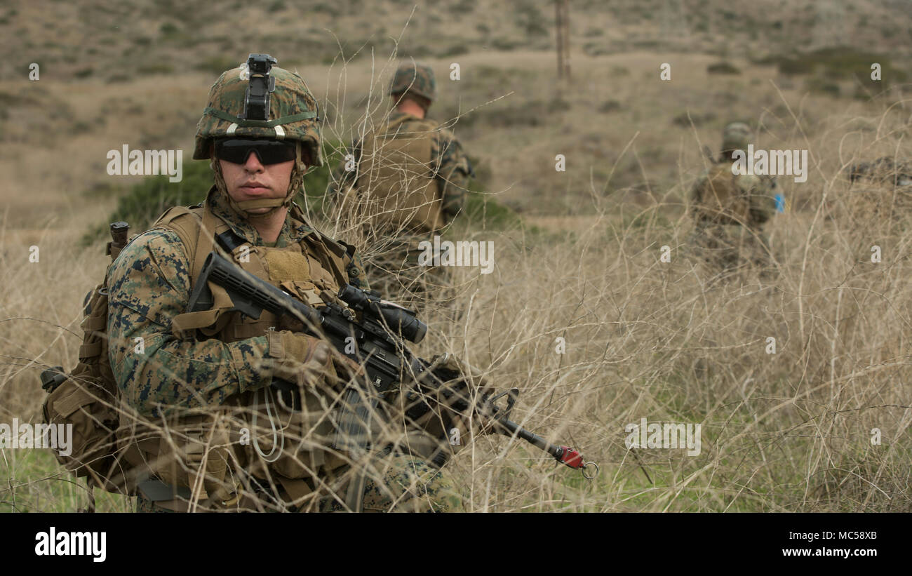 Ein US-Marine mit Lima Co., Bataillon Landung Team, 3.BATAILLON, 1. Marine Regiment, bietet Sicherheit für den RAID-kräfte Bewegung auf das erste Ziel bei einem Luftangriff Übung in Camp Pendleton, Kalifornien, Jan. 30, 2018. Lima Co. Ist die Air Assault Element für die Blt für die 13 Marine Expeditionary Unit. (U.S. Marine Corps Foto von Lance Cpl. A. J. van Fredenberg) Stockfoto