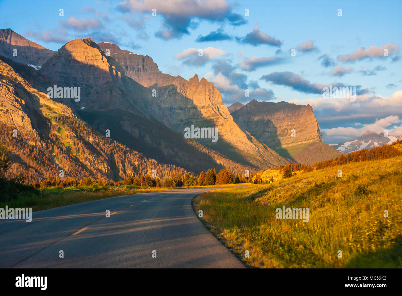 Sunrise, die Beleuchtung der Berge entlang zu den Sun Road im Glacier National Park in Montana. Stockfoto