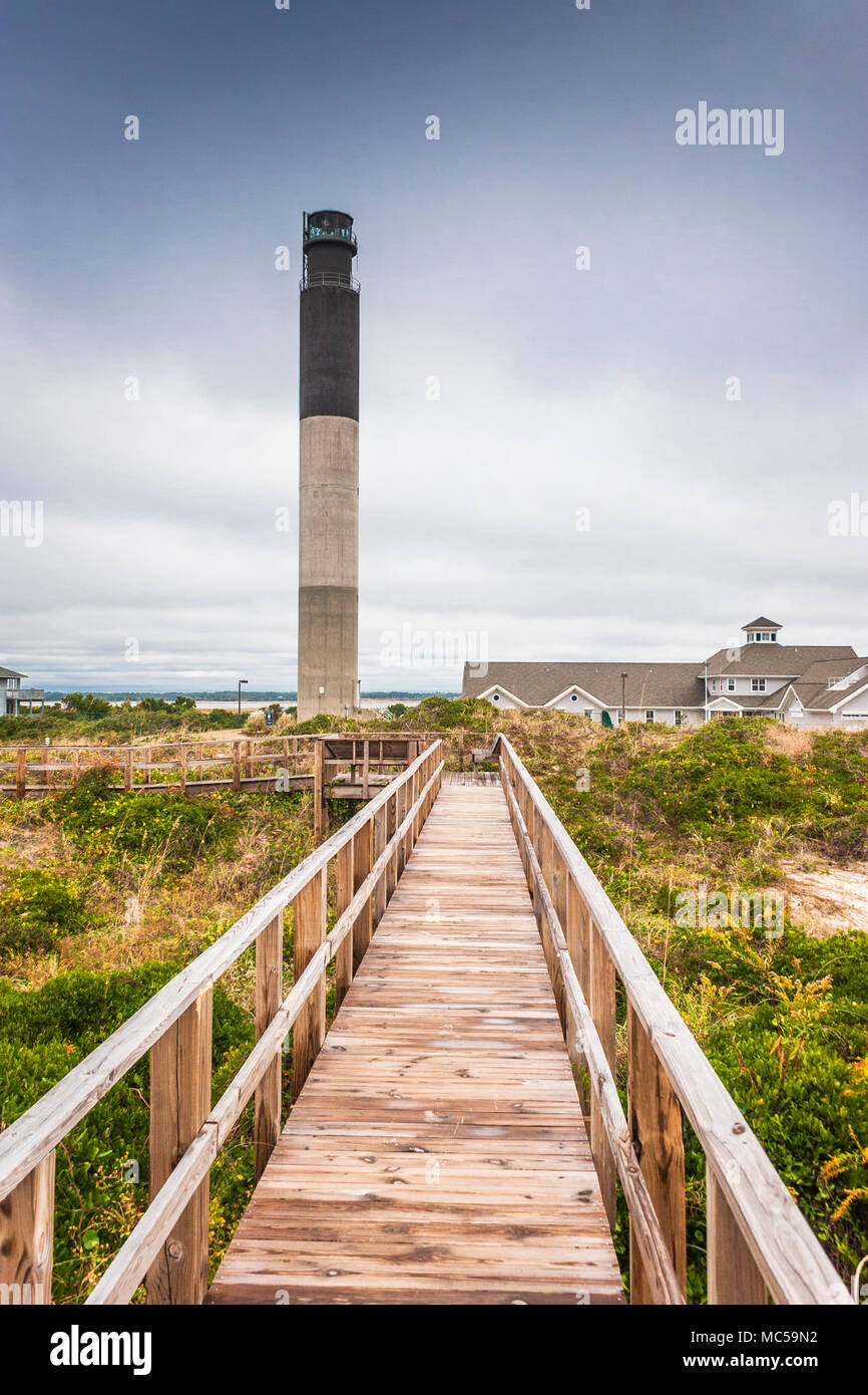 Oak Island Lighthouse auf Oak Island in North Carolina, errichtet 1958 am Eingang zum Cape Fear River. Es ist ein relativ neuer Leuchtturm. Stockfoto