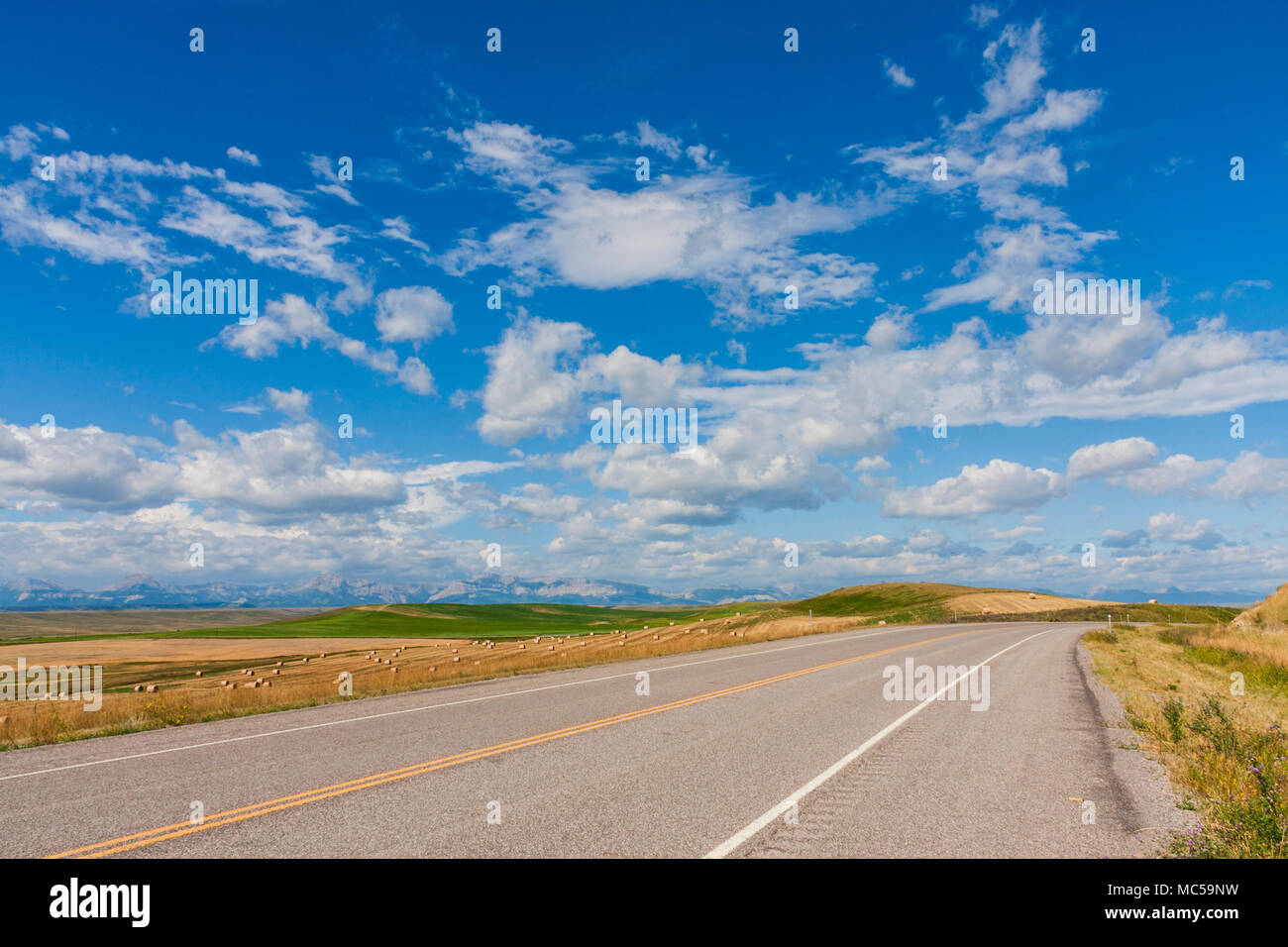 Scenic Drive in Montana, Butte, Montana und Glacier National Park im Nordwesten von Montana. Keine Bäume für Meilen und Landschaften der heufelder. Stockfoto