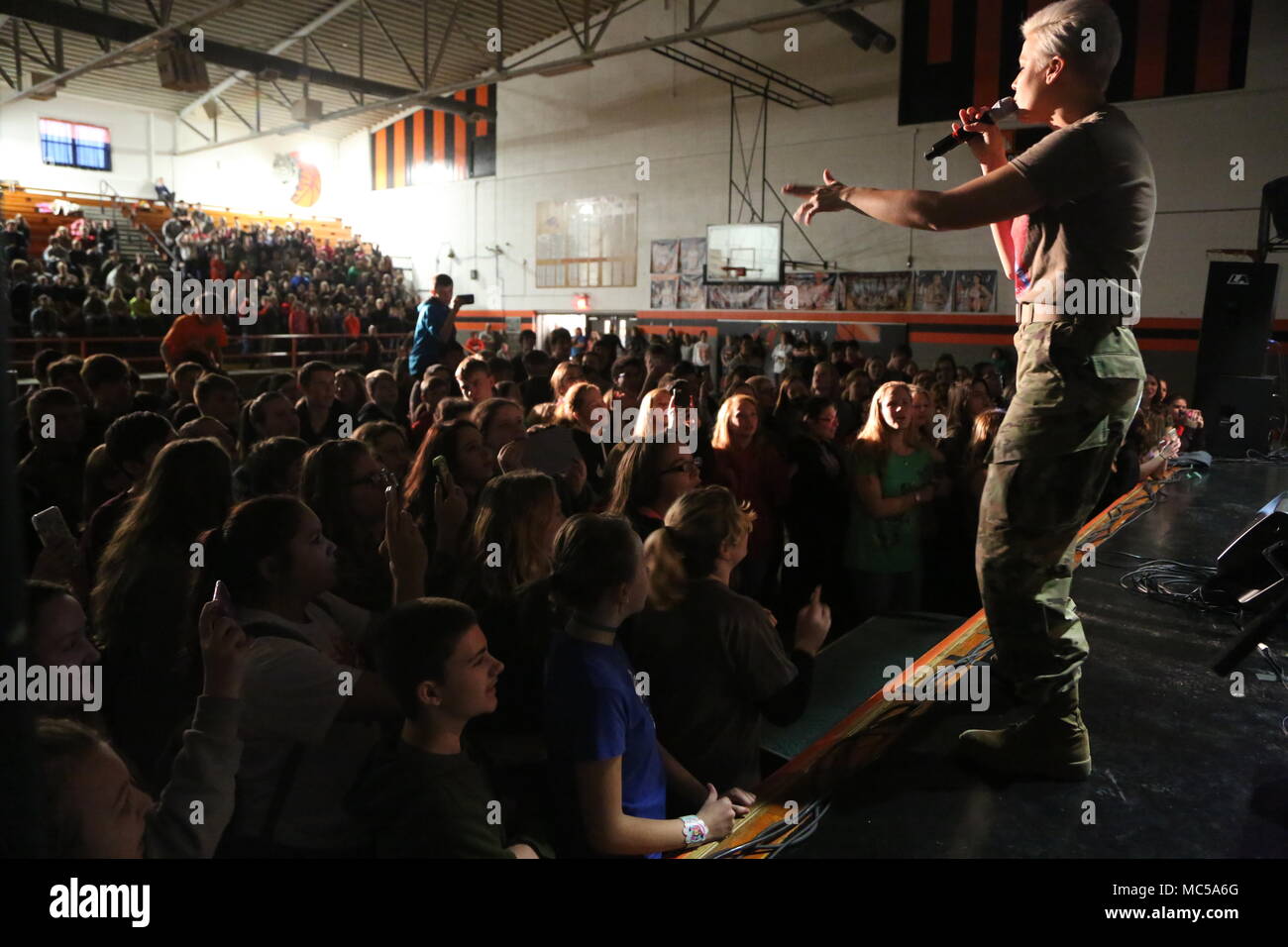 SGT Christiana Kugel hielt Stover High School Kursteilnehmer durch Feuer aufgeregt und der gesamten Performance Effect in Stover, MO Januar 26, 2018 hyped. Stockfoto