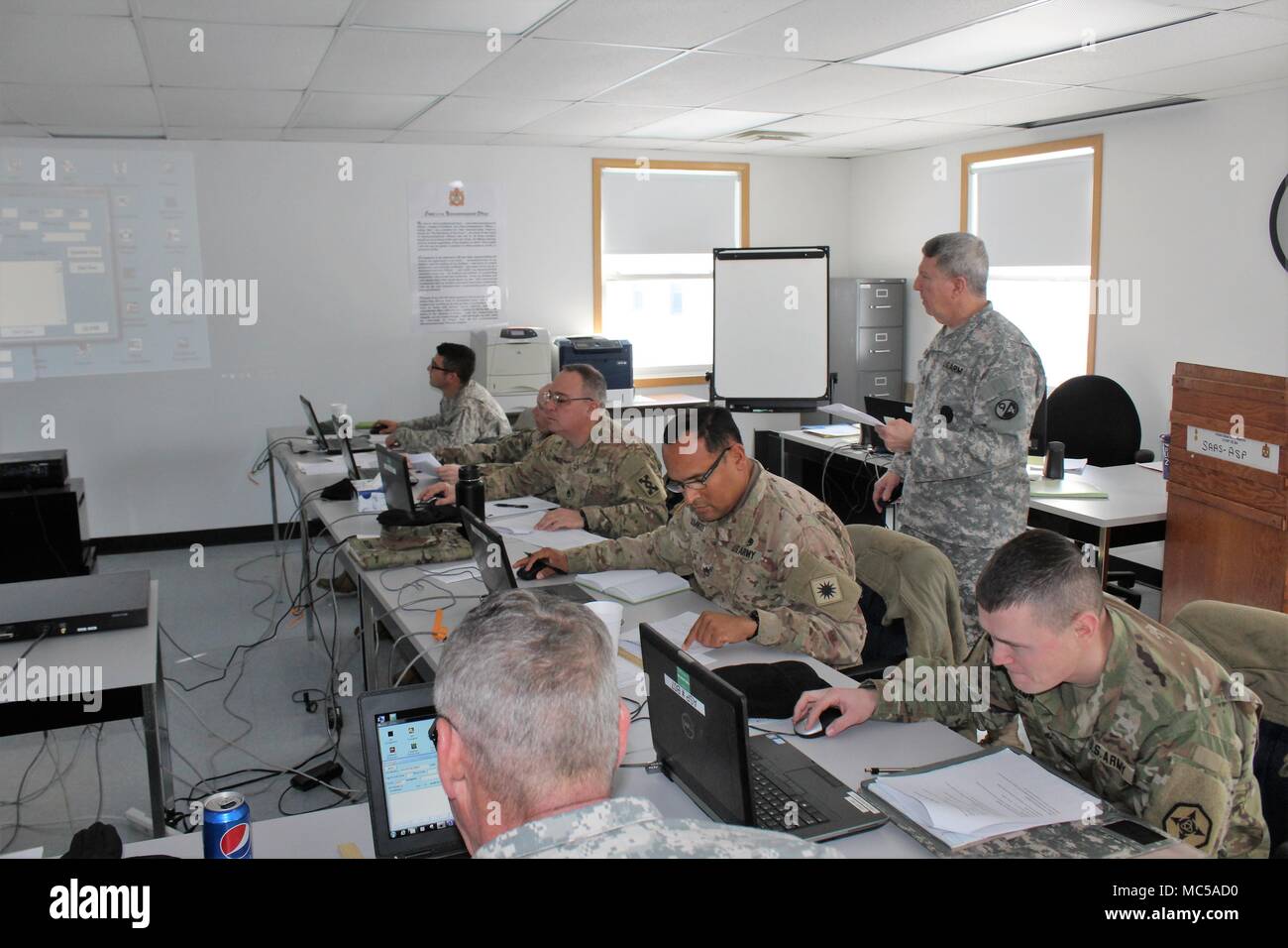 Studenten und Dozenten ein Projekt in der 89 B Advanced Leader Kurs, ein Kurs unterrichtet durch die 13 Bataillon, 100 Regiment, Jan. 16, 2018, am Fort McCoy, Wis., der 13., 100. Ist ein ordnance Battalion, die für die Soldaten in der Ordnance Wartung militärischen berufliche Specialty Serie Schulung und Ausbildung unterstützen. Die Einheit, die im Rahmen der 3 Feuerwehr ausgerichtet, 94th Division des 80 Ausbildung Befehl, hat am Fort McCoy seit etwa 1995. (U.S. Armee Foto von Scott T. Sturkol, Public Affairs Office, Fort McCoy, Wis.) Stockfoto