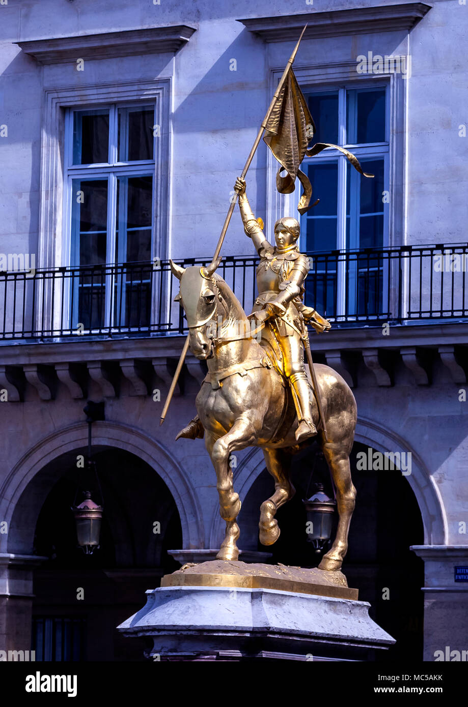 Statue des Heiligen Jeanne d ' Arc von Emmanuel Fremiet entworfen und befindet sich in Place des Pyramides in Paris Stockfoto