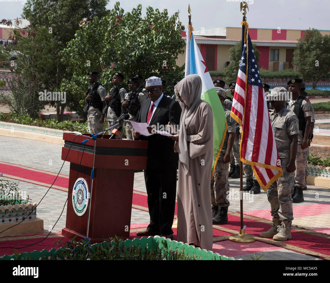 Mohamed Moalin Hassan, Staatsminister im Ministerium für Innere Sicherheit, Bundesregierung, Somalia, gibt Erläuterungen während der Eröffnungsfeier für übung Cutlass Express 2018 Jan. 31 in Djibouti, Dschibuti. Cutlass Express wurde entwickelt, um die regionale Zusammenarbeit, den maritimen Bereich Sensibilisierung und den Austausch von Informationen zu Funktionen zwischen den USA zu erhöhen, Ost afrikanischen und westlichen Indischen Ozean Nationen. (U.S. Air National Guard Foto von SSgt Allyson Umgangsformen/Freigegeben) Stockfoto