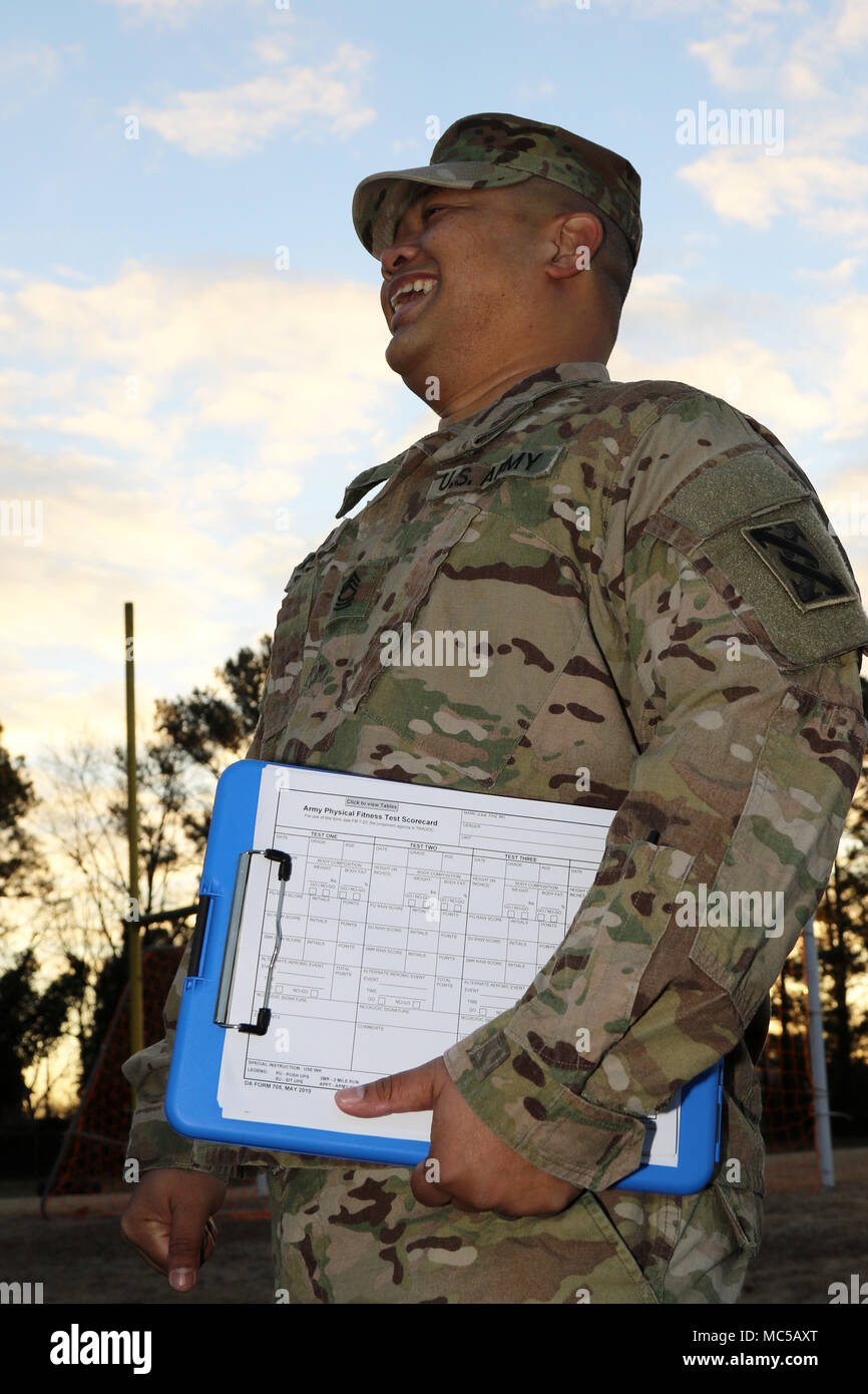 Us-Armee Master Sgt. Glenn L. Gamolo von Sugar Hill, Ga, Ingenieur NCOIC für die 642 . regionalen Support Group, bereitet eine Armee körperliche Fitness Test am 31.01.20 an einer Schule in Decatur, Ga (USA zu überwachen Armee Foto von Sgt. 1. Klasse Gary A. Witte, 642 . Region Support Group) Stockfoto