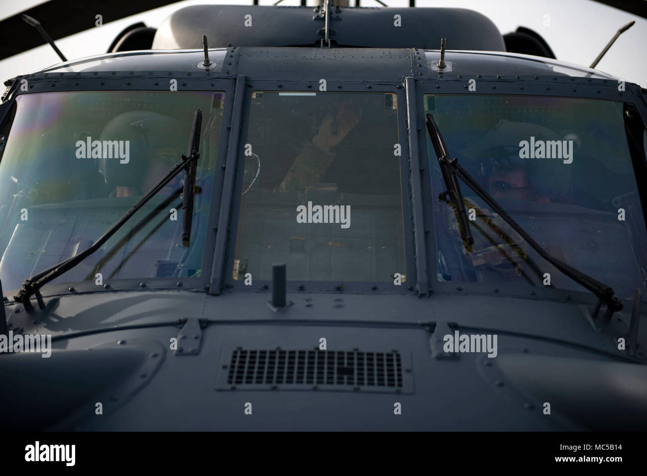 Mike Garner, Links, und Bob Walker, sowohl Flight Test Fremdfirmen Herunterfahren eines HH-60G Pave Hawk, Jan. 16, 2018, bei Moody Air Force Base, Ga. ab Jan. 16-25, Flieger aus dem 723 d AMXS durchgeführt 216 Stunden der Wartung auf ein HH-60 nach Moody nach 350 Tagen von Depot Instandhaltung bei Naval Air Station (NAS) Jacksonville. Bei NAS Jacksonville, die HH-60 komplett strukturellen Überholung, wo es neue interne und externe Komponenten zusammen mit Reparaturen und aktualisierte Programmierung erhalten. (U.S. Air Force Foto von Airman 1st Class Erick Requadt) Stockfoto