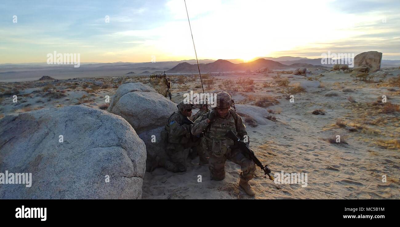 FORT IRWIN, Calif.-- Soldaten aus der Expeditionary Cyber Unterstützung Loslösung, 782Nd Military Intelligence Battalion (Cyber), beleidigenden cyber Operationen zur Unterstützung der 1 Stryker Brigade Combat Team, 4 Infanterie Division während eines Anfalls einer Stadt am National Training Center bei der Drehung 18-03 am 18. Januar. (U.S. Armee Foto vom Kapitän Adam Schinder) Stockfoto